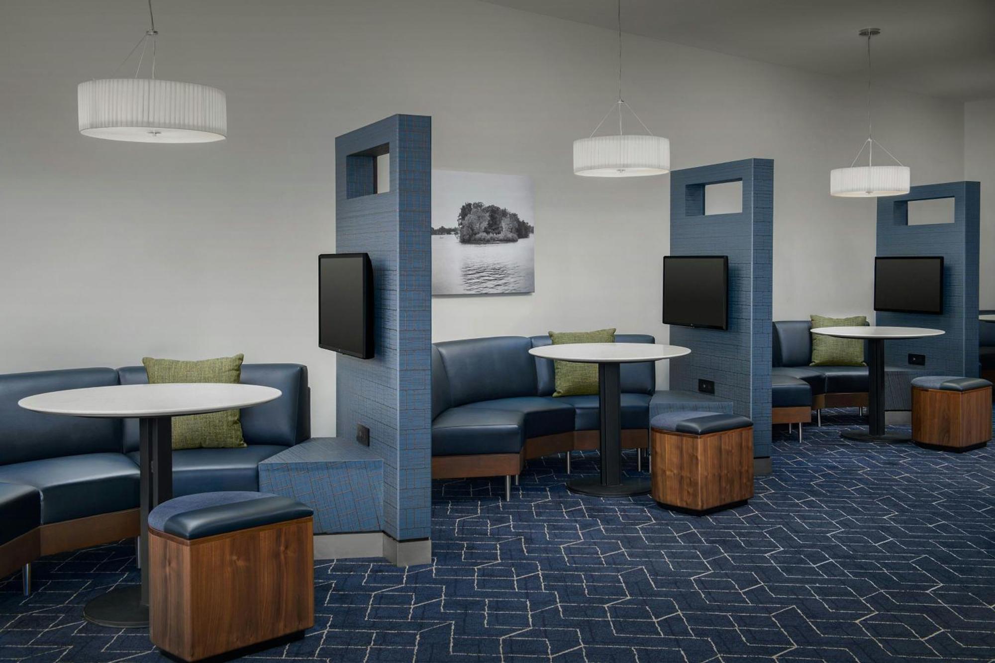 Courtyard By Marriott Muncie At Horizon Convention Center Hotel Exterior photo