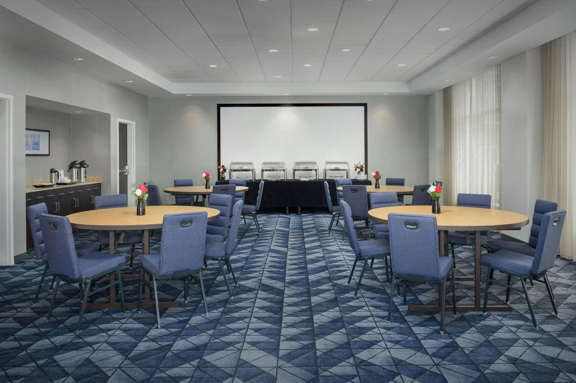 Courtyard By Marriott Muncie At Horizon Convention Center Hotel Exterior photo