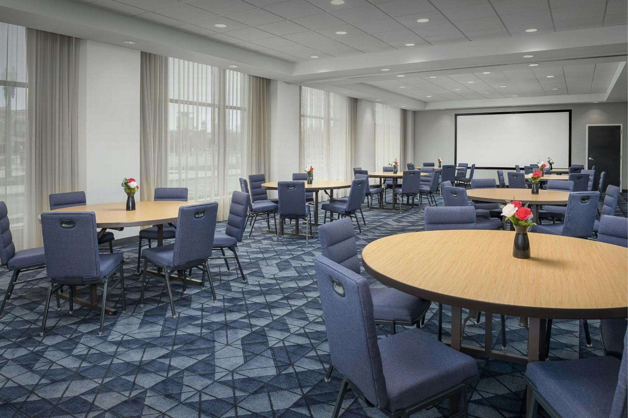 Courtyard By Marriott Muncie At Horizon Convention Center Hotel Exterior photo
