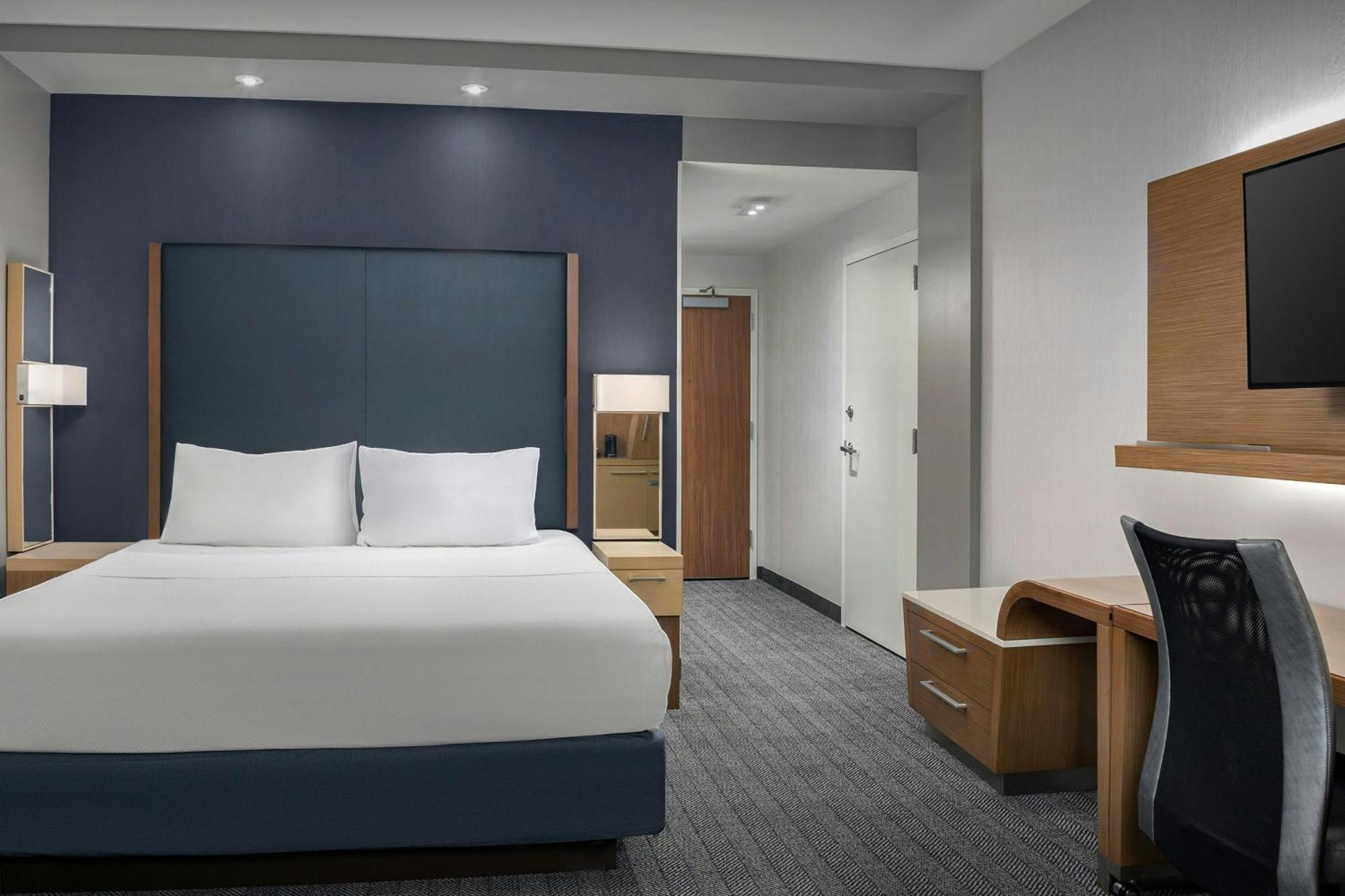 Courtyard By Marriott Muncie At Horizon Convention Center Hotel Exterior photo