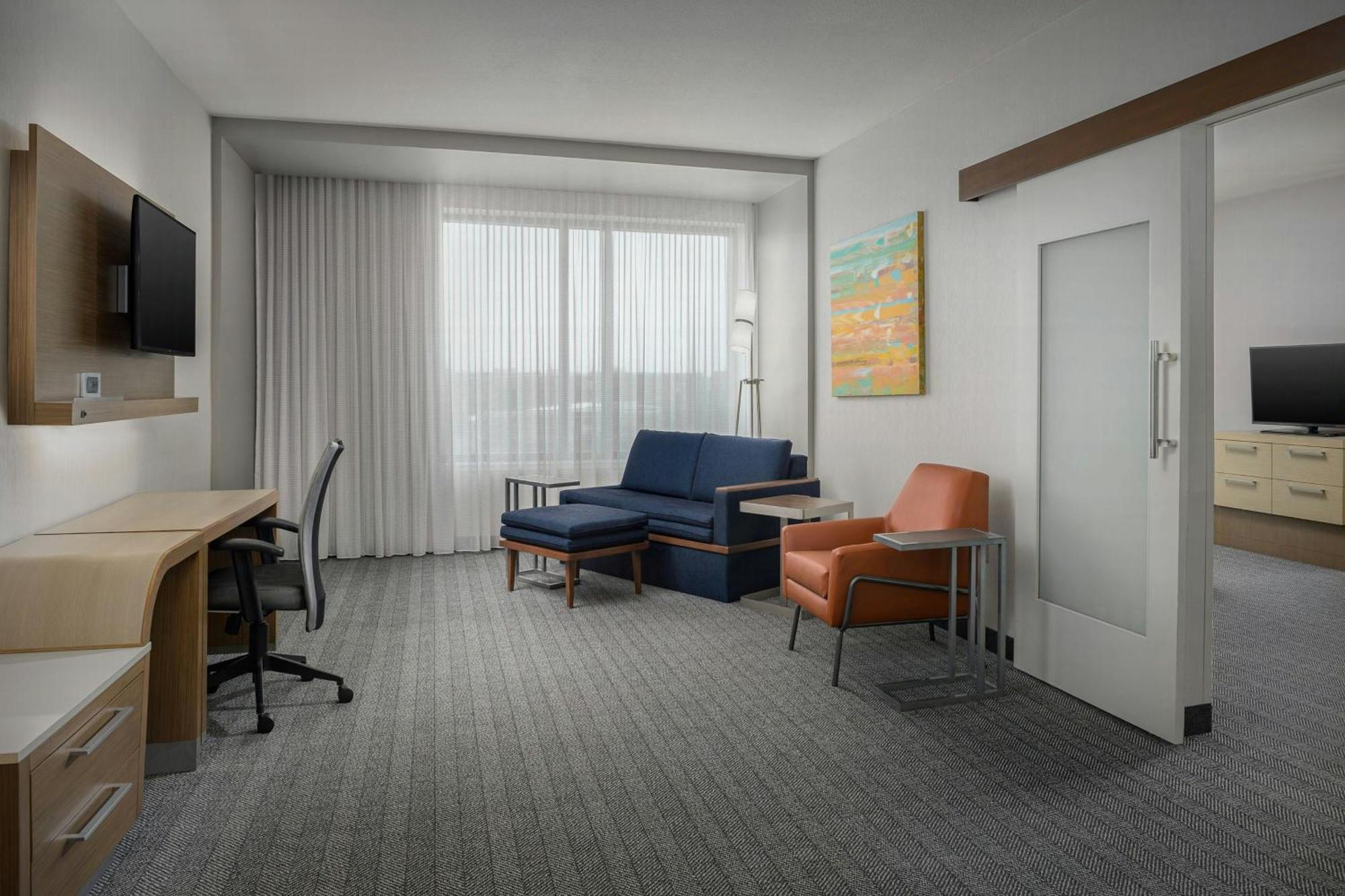 Courtyard By Marriott Muncie At Horizon Convention Center Hotel Exterior photo