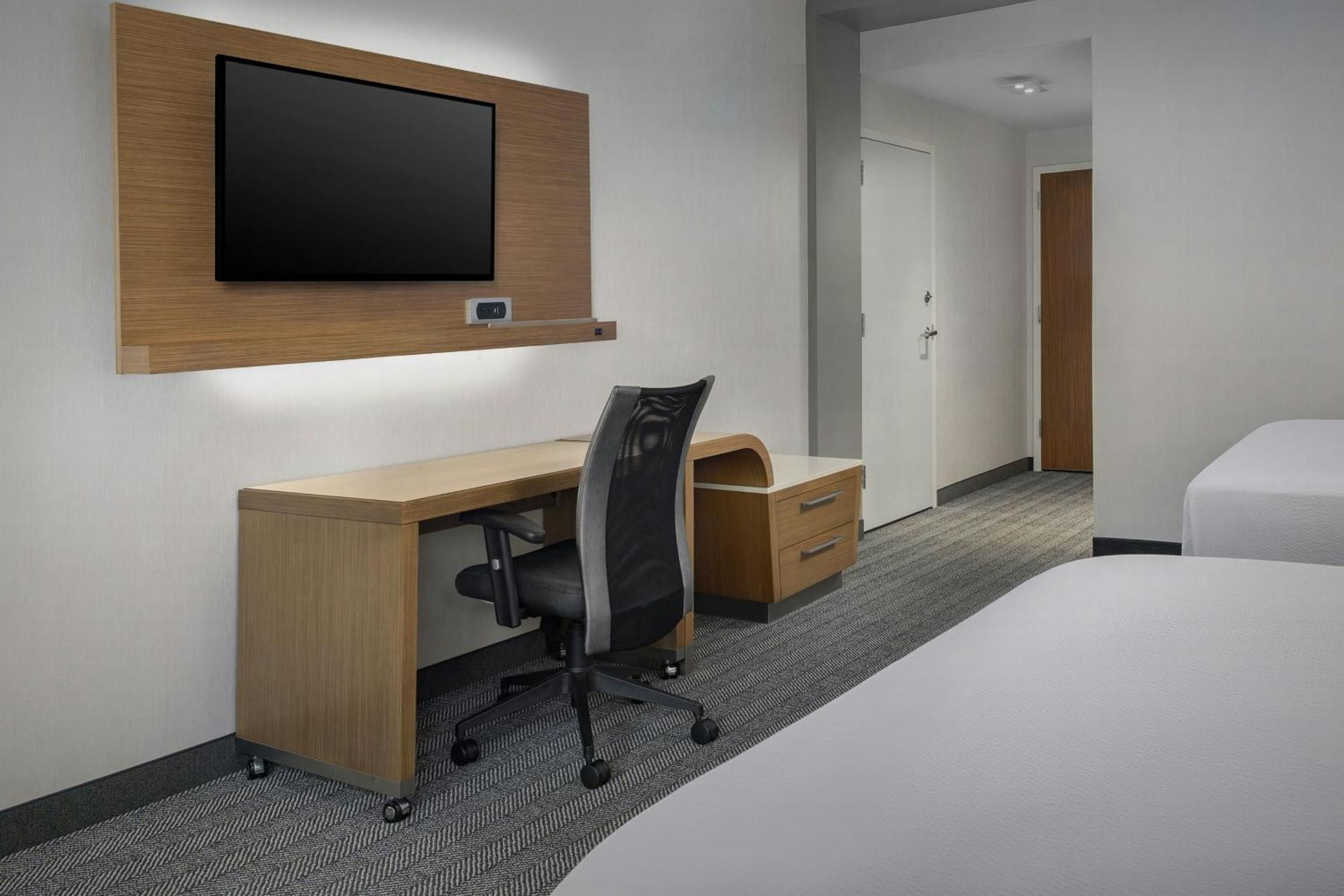 Courtyard By Marriott Muncie At Horizon Convention Center Hotel Exterior photo