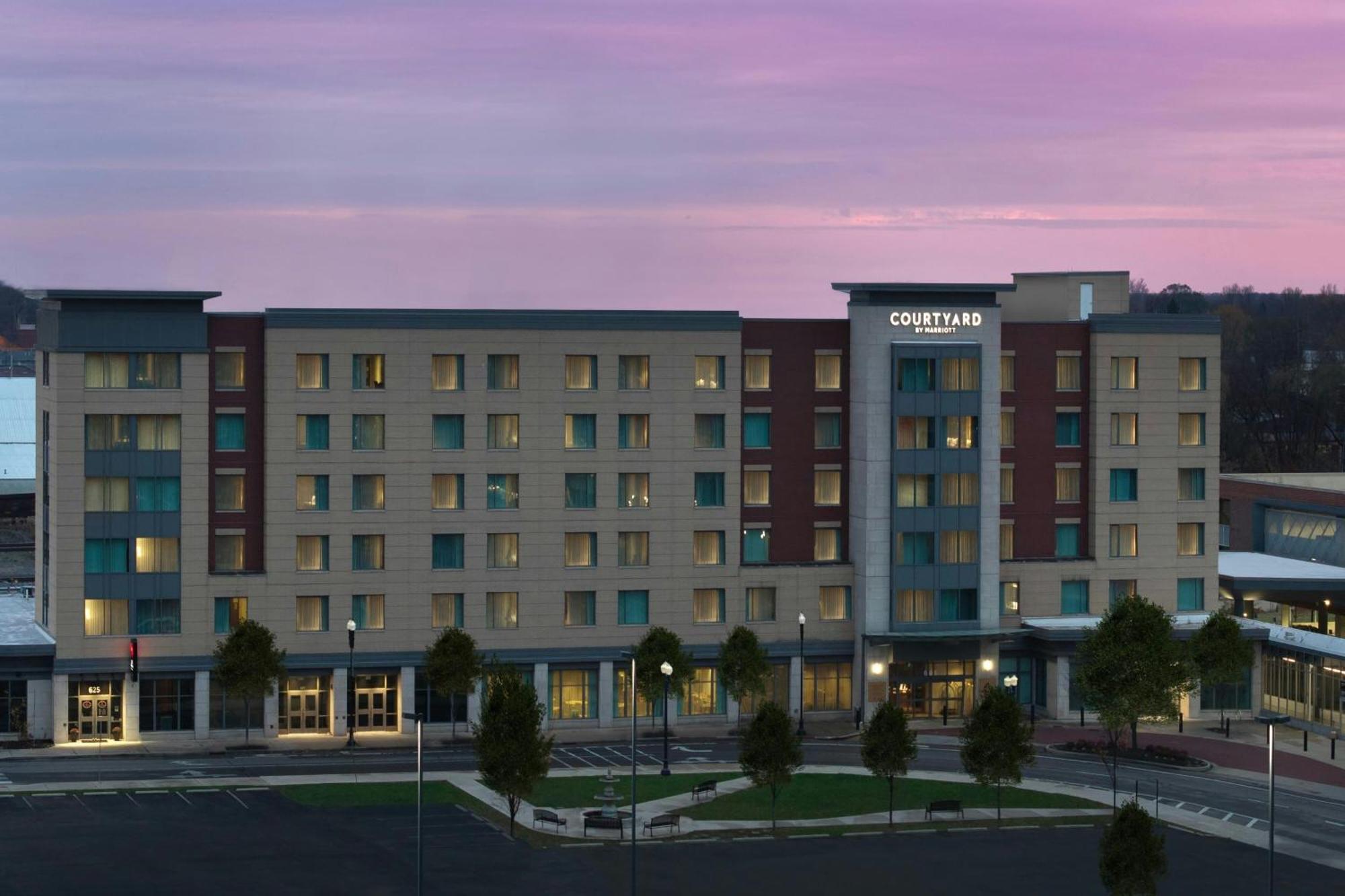Courtyard By Marriott Muncie At Horizon Convention Center Hotel Exterior photo