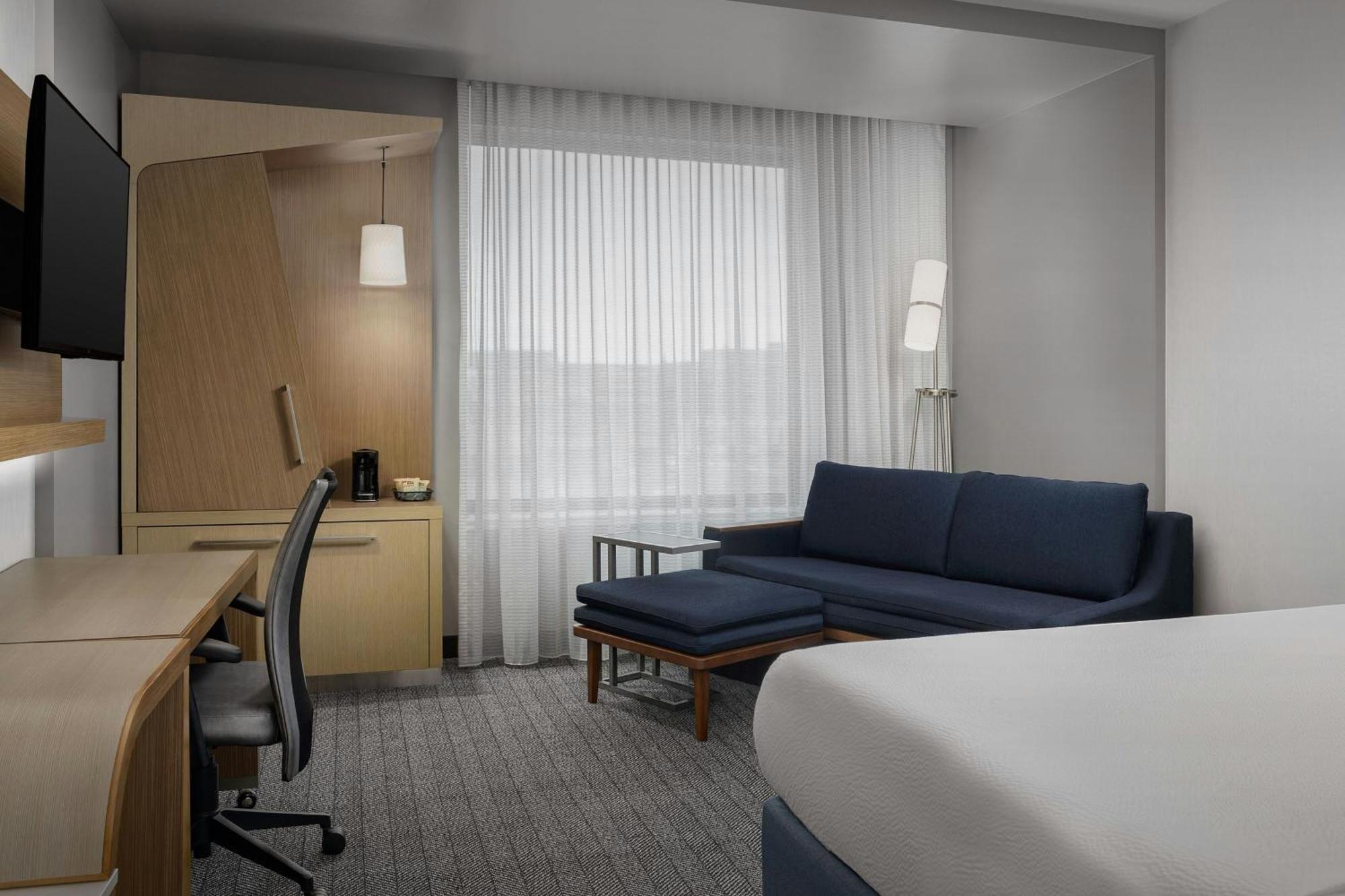 Courtyard By Marriott Muncie At Horizon Convention Center Hotel Exterior photo