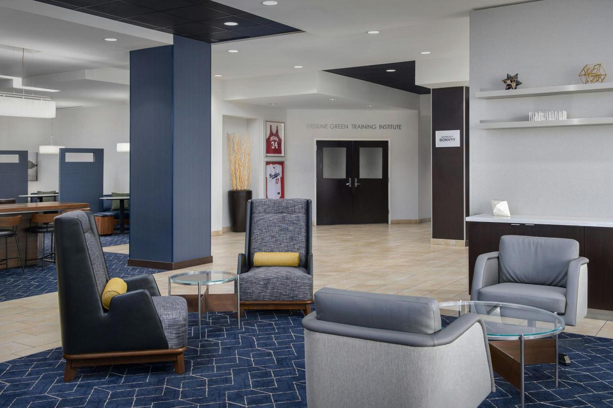 Courtyard By Marriott Muncie At Horizon Convention Center Hotel Exterior photo