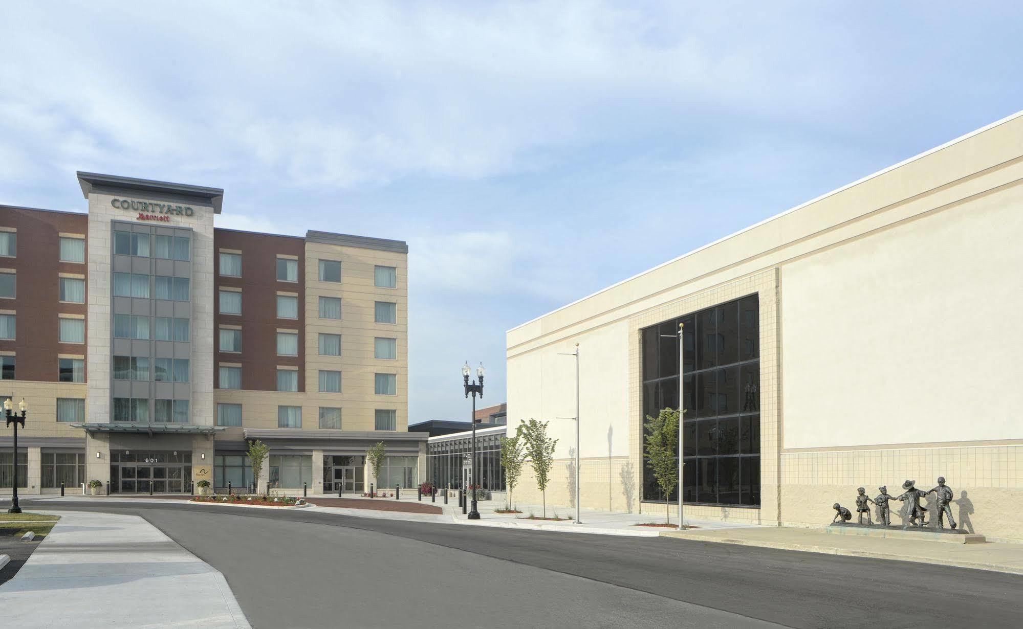 Courtyard By Marriott Muncie At Horizon Convention Center Hotel Exterior photo